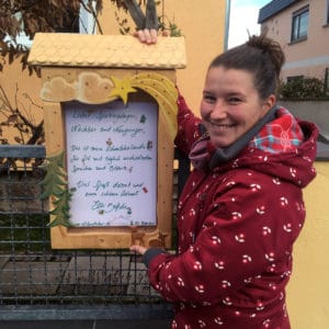 Elli Böttcher mit ihrem Adventskalender-Schaukasten