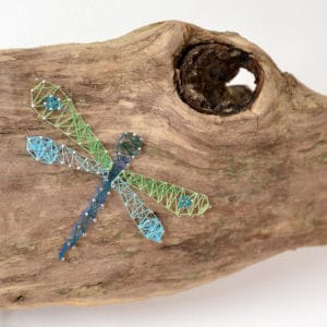 Libelle aus Nagel und Faden in Grün-Blautönen