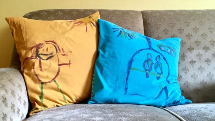 Upcycling: Fertige Kissen auf dem Sofa